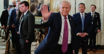 Trump, Hürmüz ablukasını kaldırmıyor. İran 2 yabancı gemiyi ele geçirdi.