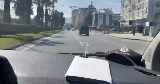 Zamanla yarışan polis kimliğini kaybeden öğrenciyi sınava yetiştirdi