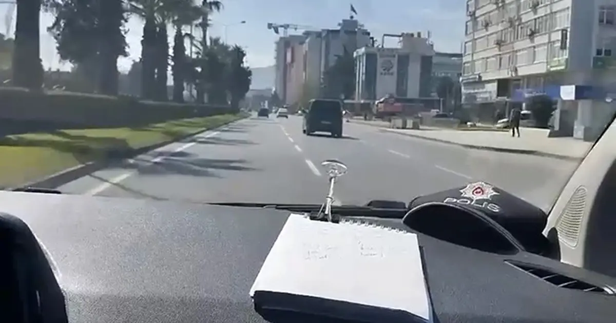 Zamanla yarışan polis kimliğini kaybeden öğrenciyi sınava yetiştirdi