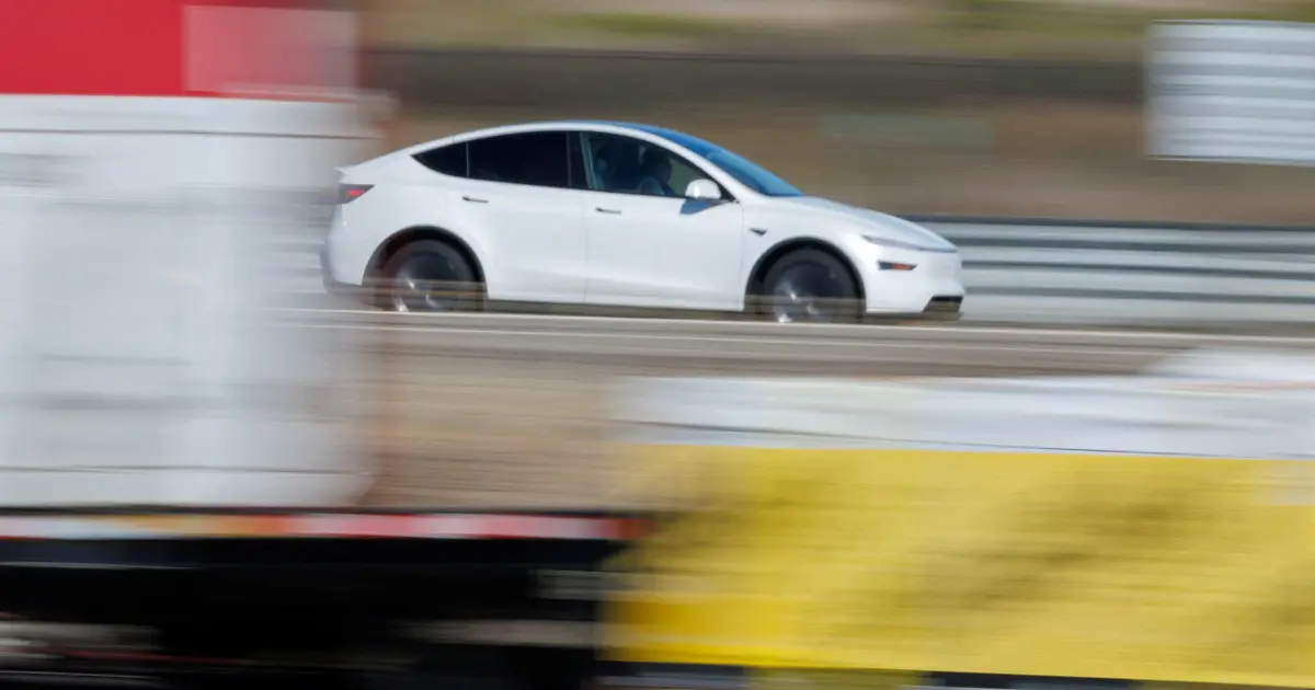 Sürücüsüz taksi olay yerine daldı