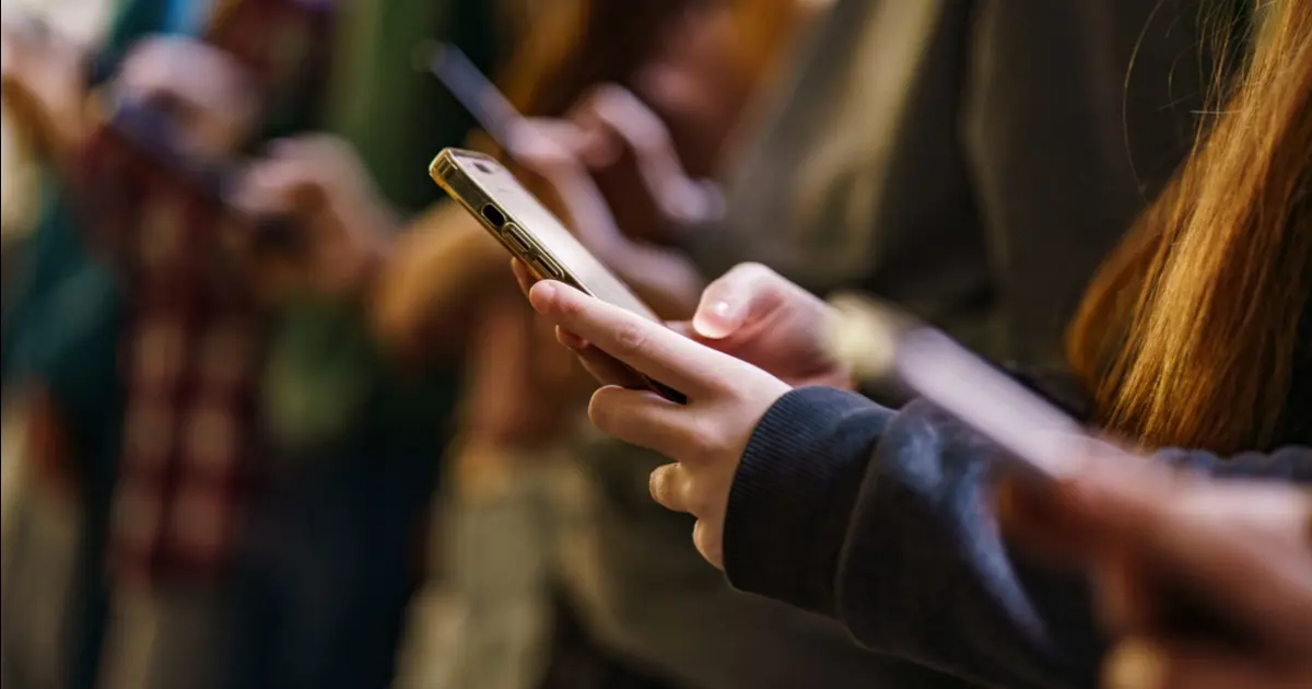 İngiltere okullarda cep telefonunu yasaklıyor