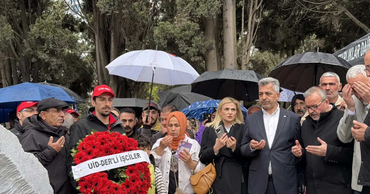 Sırrı Süreyya Önder’e anma töreni. Siyaset ve sanat dünyasından çok sayıda kişi mezarı başındaydı