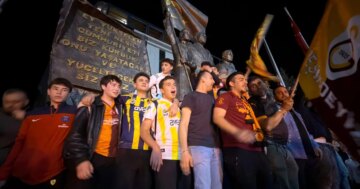 Fenerbahçeli taraftarlar, Galatasaray’ın kutlamasına katıldı