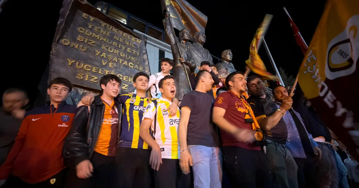 Fenerbahçeli taraftarlar, Galatasaray’ın kutlamasına katıldı