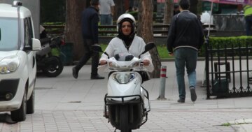 Evde anne, sokakta motokurye. Aile ekonomisine katkı sağlıyor