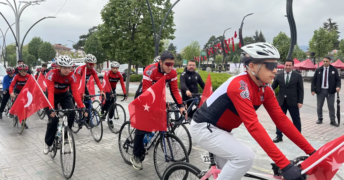 Ellerinde Türk bayraklarıyla pedal çevirdiler