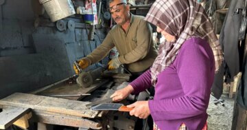 Eşine yemek, çay getiriyordu. Örs başına geçti