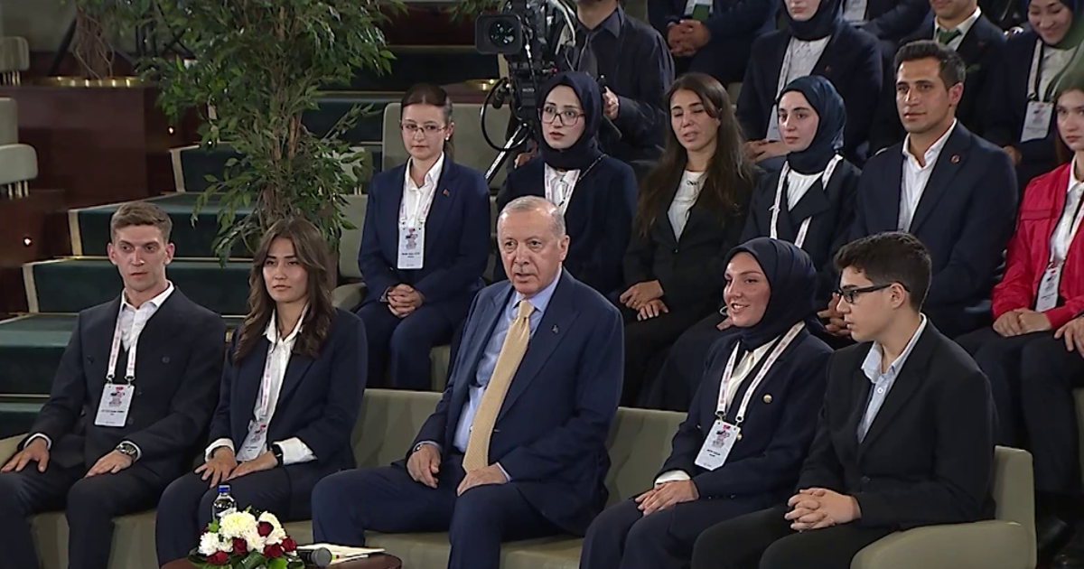 Beştepe’de gençlerle buluşma. Cumhurbaşkanı Erdoğan: Kardeşliğin olduğu bir ülke teslim etmeye çalışıyoruz