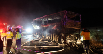 Bariyere çarpıp yanan otobüste 7 ölü, 30 yaralı