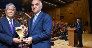 Bakan Ersoy’dan gençlere çağrı. “Diline sahip çıkan millet geleceğine sahip çıkar”