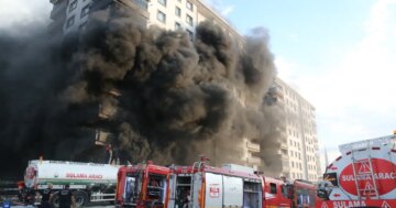 Depoda çıkan yangın 10 katlı apartmanı sardı
