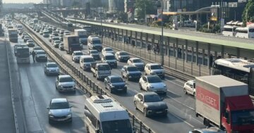 Tatil sonrası ilk sabah: İstanbul’da trafik dur kalk şeklinde ilerliyor
