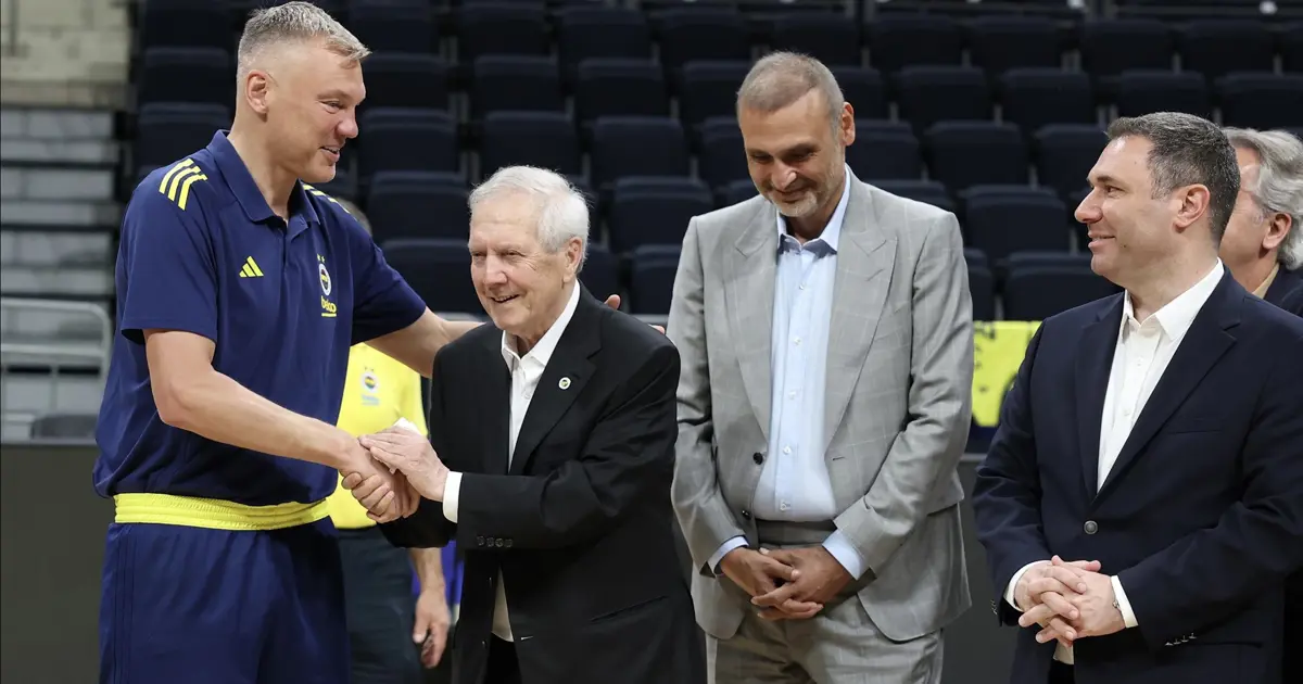 Aziz Yıldırım’dan maç öncesi basketbol takımına ziyaret