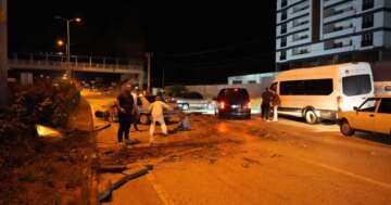 Yaralıyı kurtarmaya çalışanlara başka bir araç çarptı. 1’i ağır 6 kişi yaralandı
