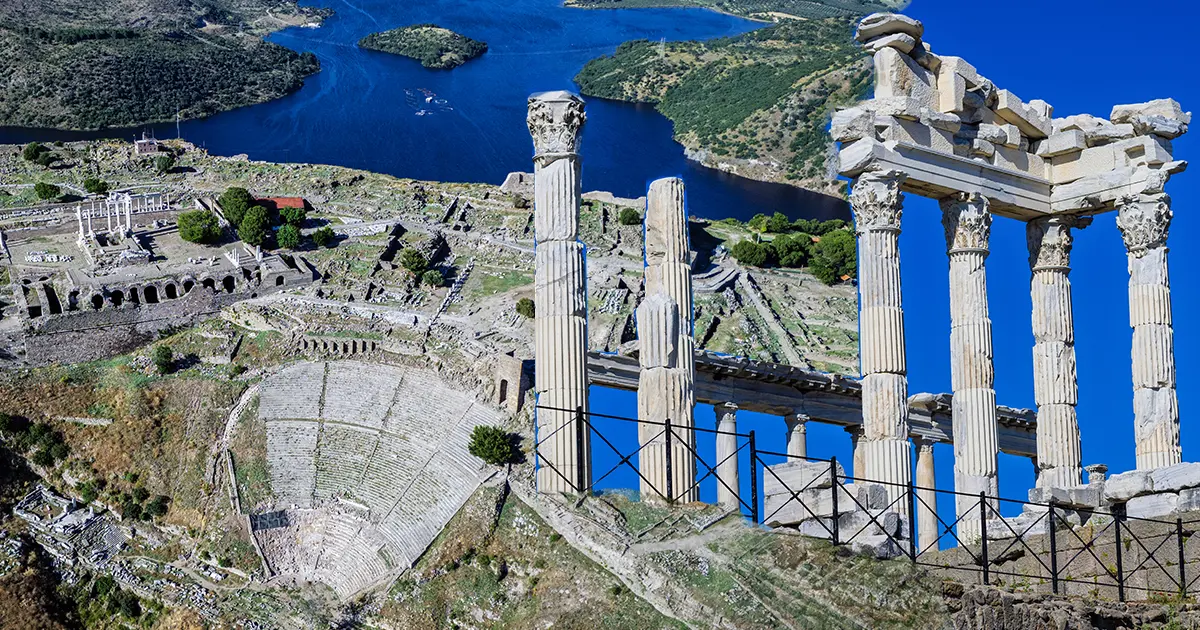 Antik çağın en dik tiyatrosu burada. Bergama’daki Akropolis geçmişle bugünü buluşturuyor
