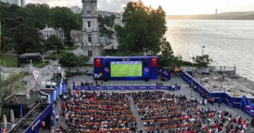 A Milli Futbol Takımı’na destek için meydanlar doldu taştı