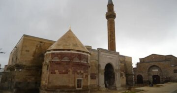 İlhanlılar döneminden günümüze. 691 yıllık cami ibadete açıldı