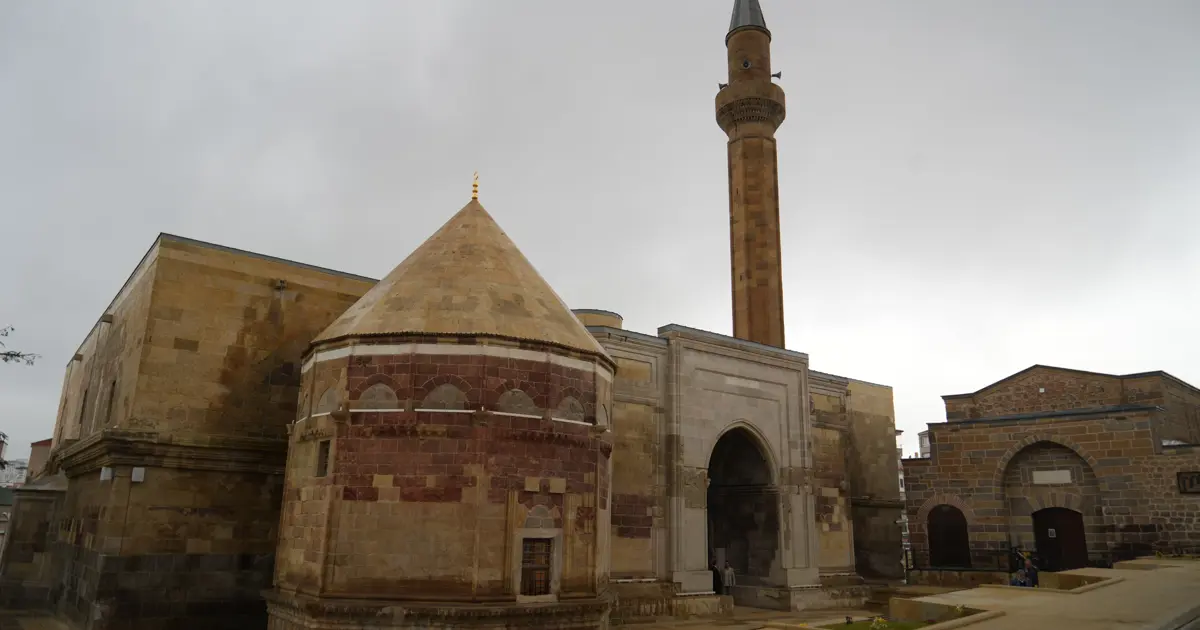 İlhanlılar döneminden günümüze. 691 yıllık cami ibadete açıldı