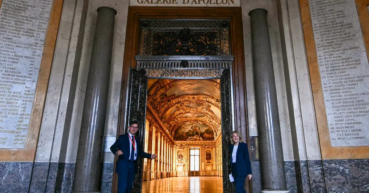 Louvre’da tarihi soygunun yaşandığı galeri yeniden açıldı