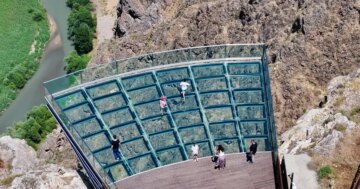 Yerden tam 200 metre yükseklikte. İlk adımda korkutuyor, sonra etkiliyor