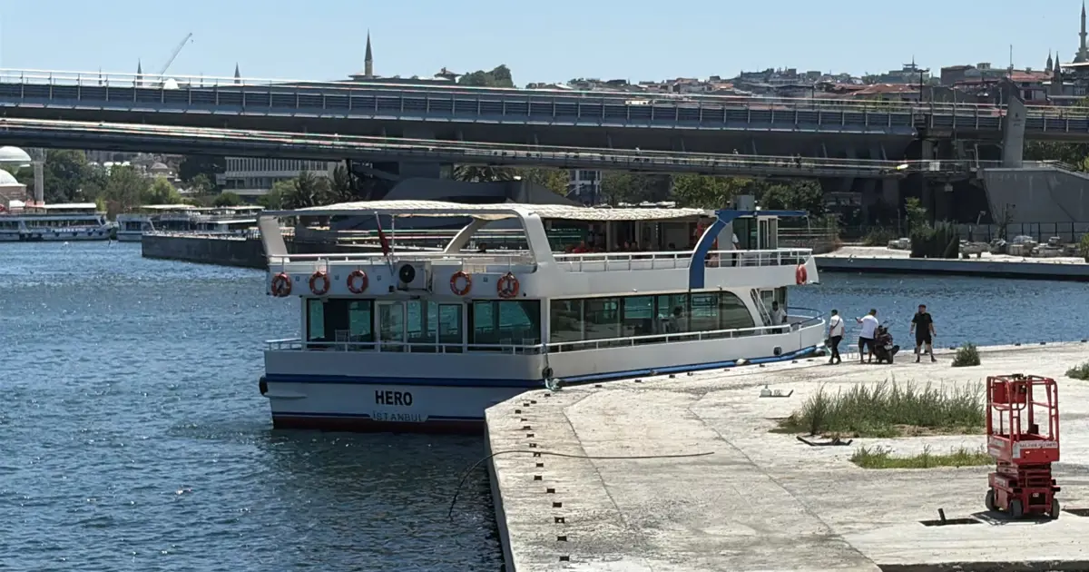 Haliç’te tekne köprüye çarptı, bir tekne personeli hayatını kaybetti