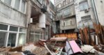 Şişli’de binanın duvarı çöktü, mahalleli deprem paniği yaşadı