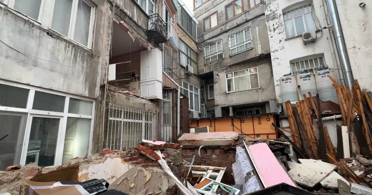 Şişli’de binanın duvarı çöktü, mahalleli deprem paniği yaşadı