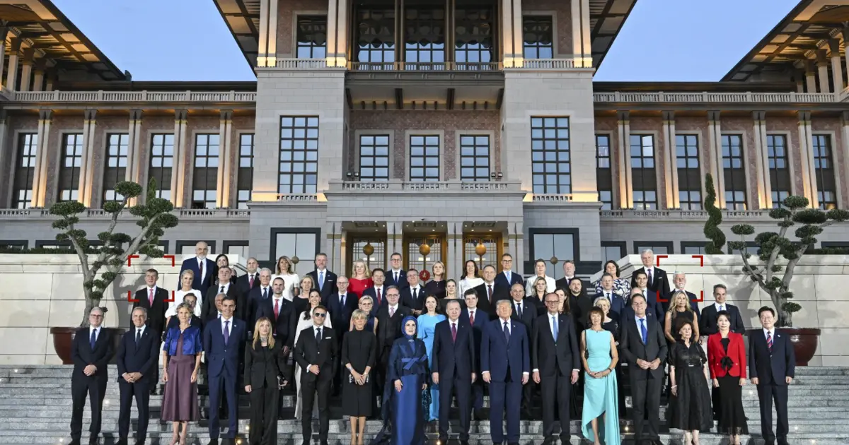 Kriz NATO Zirvesi’ndeki aile fotoğrafına da yansıdı. Başbakan heyete almadı, Cumhurbaşkanı dava açıp geldi