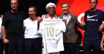 Ronaldinho futbola döndü. İtalyan ekibine imzayı attı, kulüpten hisse de aldı