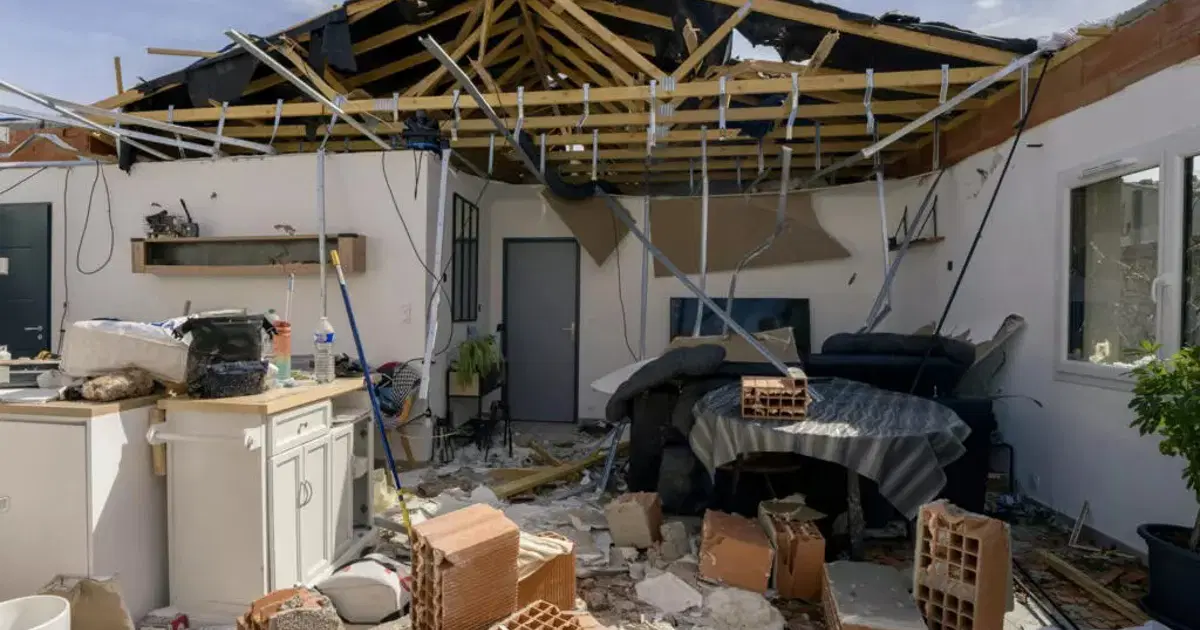 Fransa’da nadir görülen hortum felaketi. 39 yaralı, yüzlerce ev hasarlı