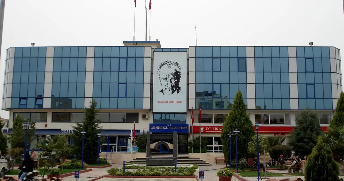 Menderes Belediyesi’ne operasyon. Başkan İlkay Çiçek dahil 13 kişi gözaltında