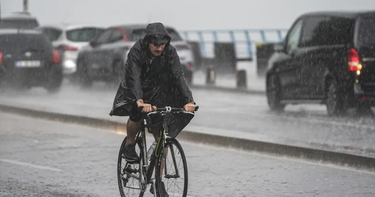 Yağış ve serin hava geldi. İstanbul’da kuvvetli yağış etkili oluyor