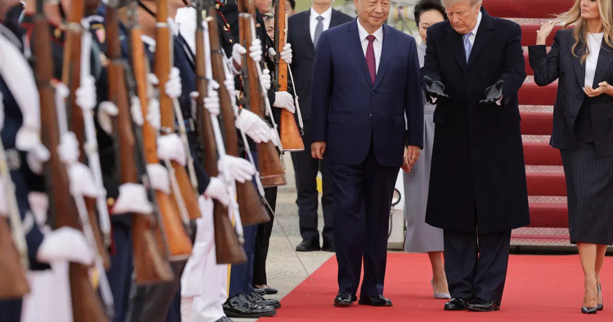64 yıl sonra bir ilk. Trump, Şi’yi uçağın kapısında karşıladı