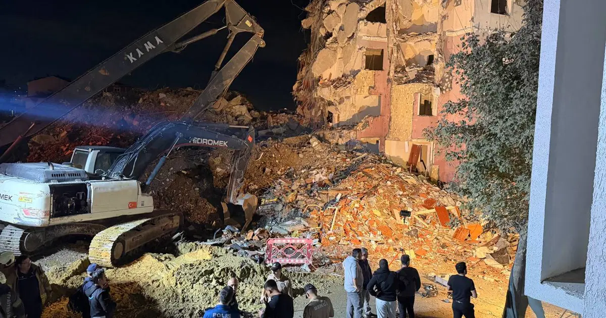 Küçükçekmece’de yıkım sırasında bina çöktü: 2 kişi yaralandı