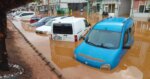 Rize’de sağanak bastırdı, otomobiller suya gömüldü