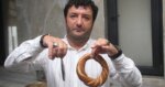 Ezber bozan lezzet. Ordu’da hamsili simit satılıyor