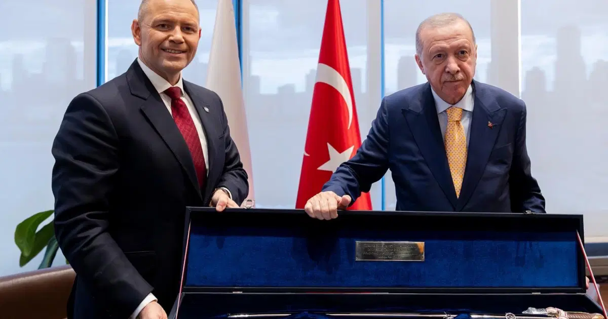 Cumhurbaşkanı Erdoğan tabanca hediye etmişti. Polonya lideri Nawrocki’den kılıç hediyesi