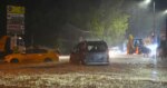 İstanbul’u sağanak ve fırtına vurdu. Yollar göle döndü, araçlar suya gömüldü