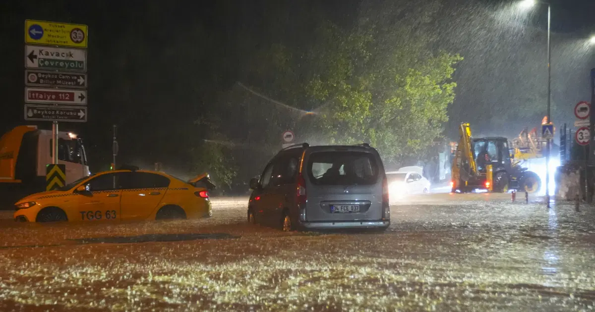 İstanbul’u sağanak ve fırtına vurdu. Yollar göle döndü, araçlar suya gömüldü
