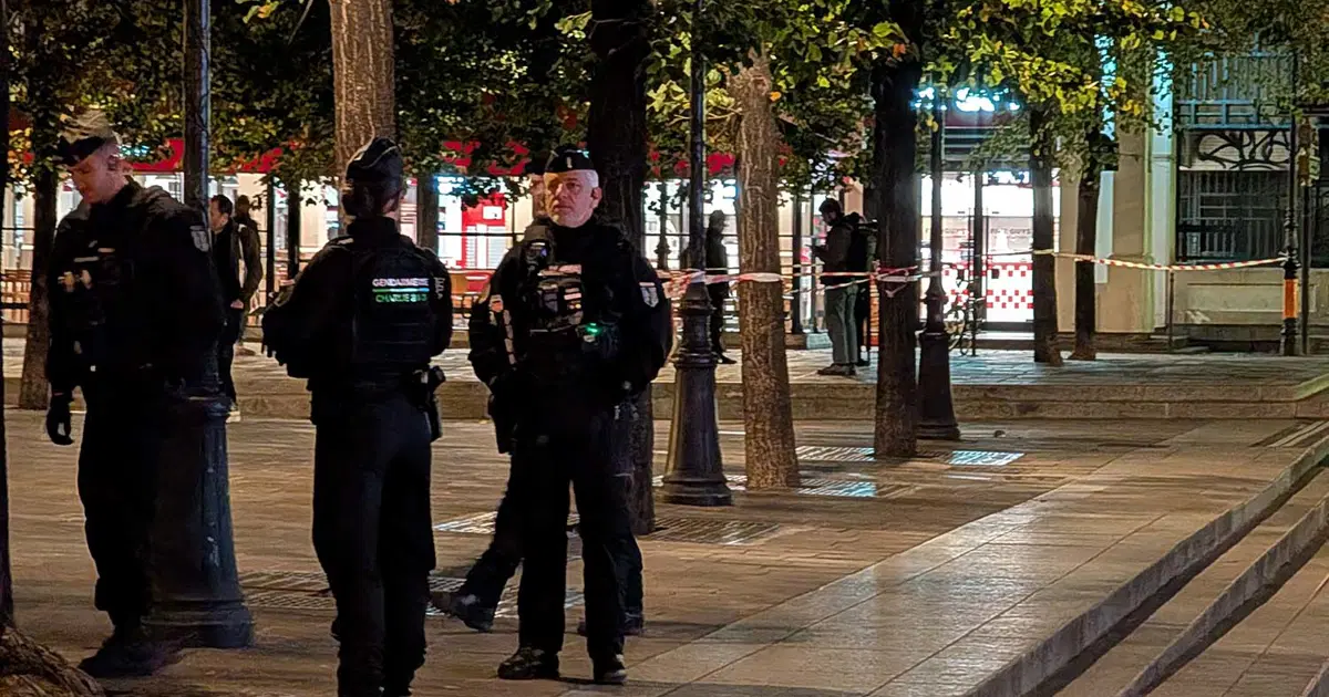 Fransa’da Paris ve bazı kentlerdeki kısmi sokağa çıkma yasağı uzatıldı