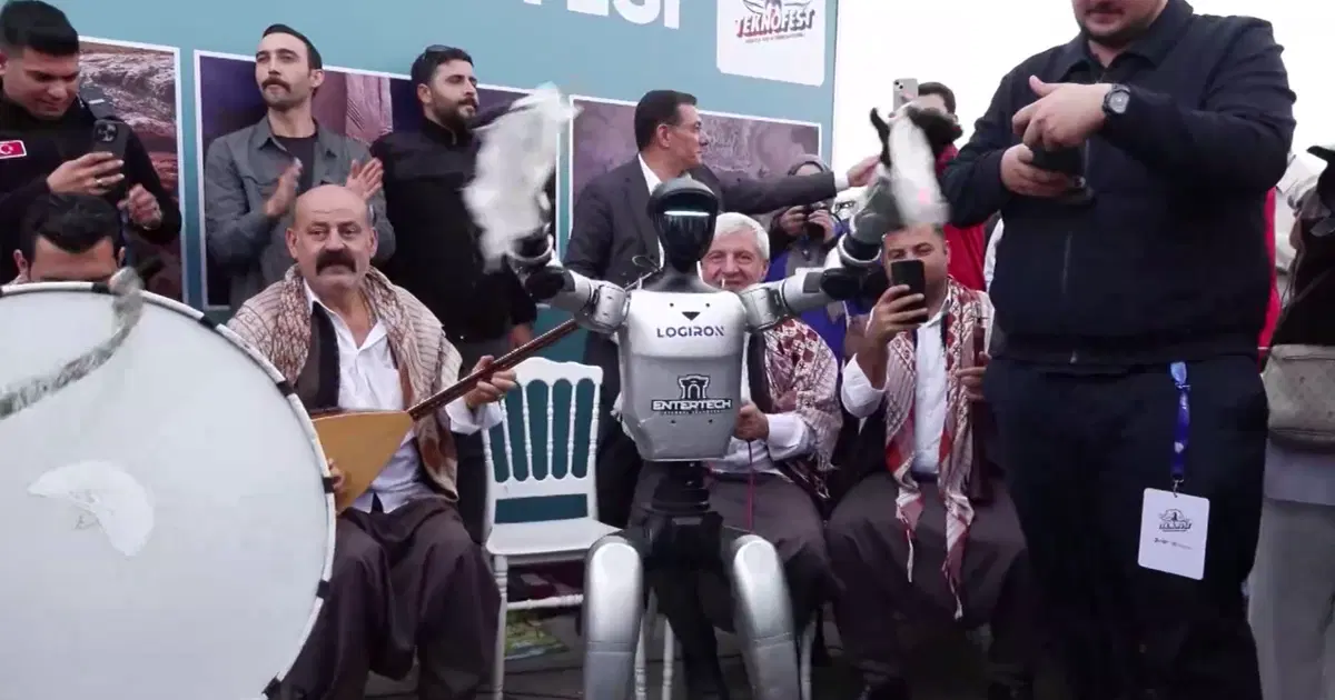 Teknofest’te renkli görüntüler. İnsansı robot halay çekti