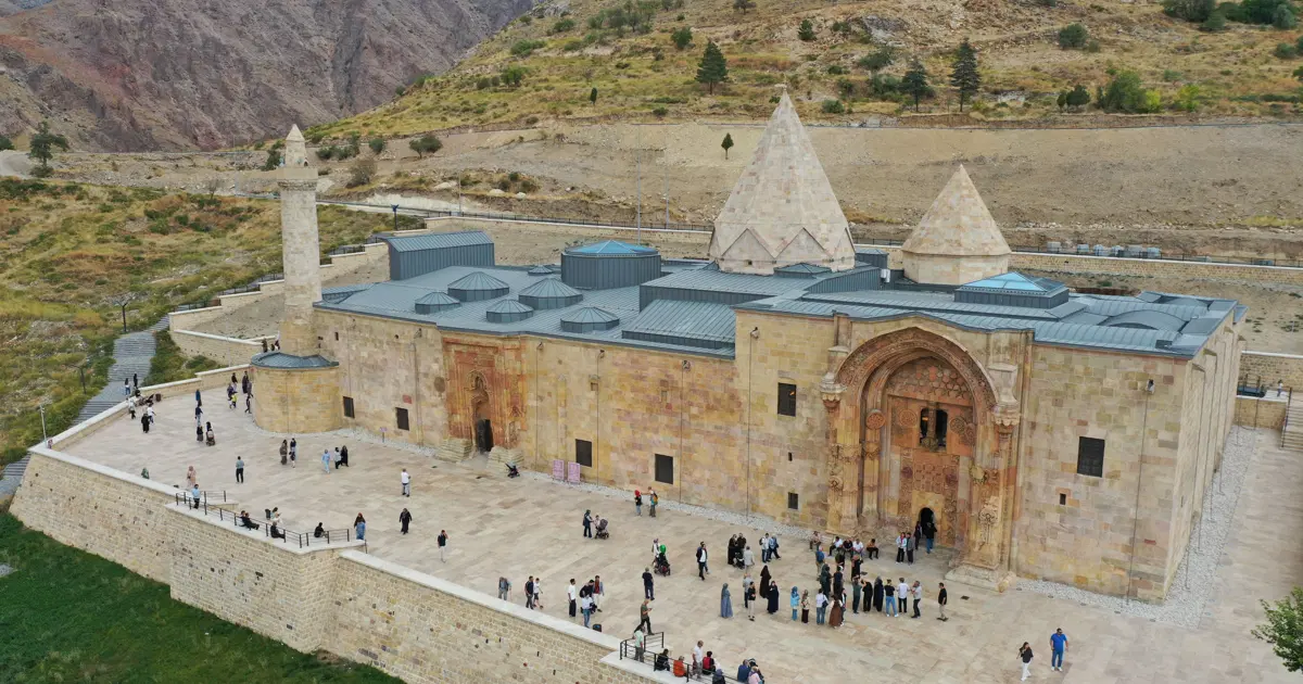 “Görmeden ölmeyin” deniyor. 798 yıllık tarihi yapı, taş işçiliğiyle dikkat çekiyor